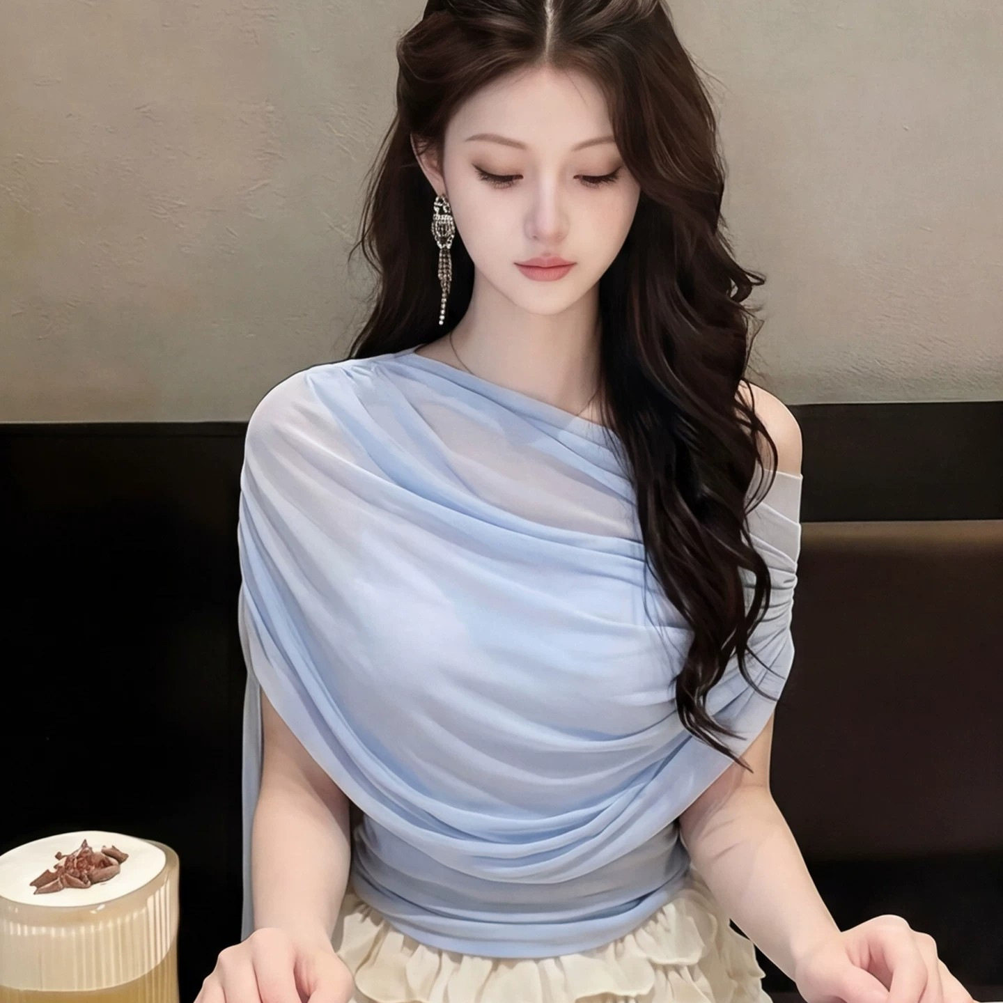 蓝色微透露肩短袖t恤女初夏2026超火减龄设计感绝美巨好看的上衣