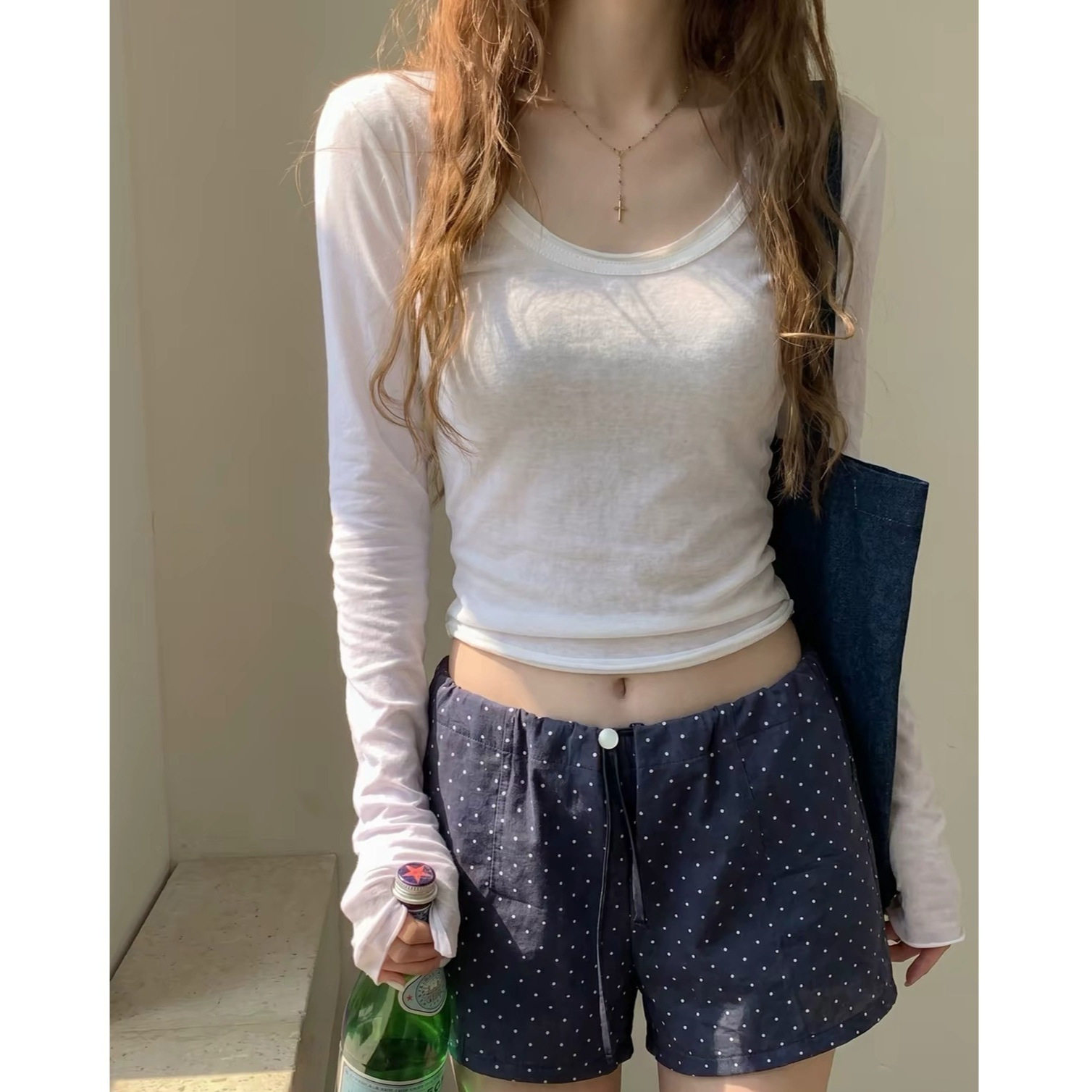 正肩白色薄款U领防晒罩衫女夏季穿搭修身显瘦长袖T恤卷边短款上衣