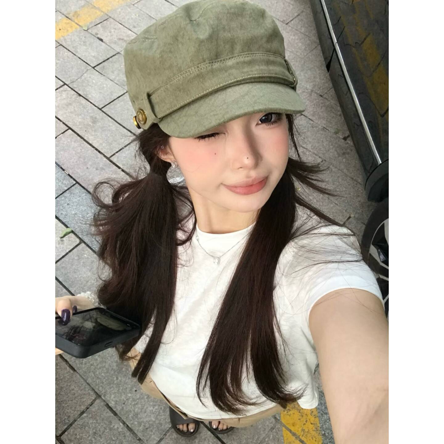 日系做旧橄榄绿纽扣平顶鸭舌帽子女秋季复古老钱显脸小马术报童帽