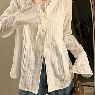 法式复古白色喇叭长袖v领设计感气质优雅衬衫女甜美漂亮小衫上衣