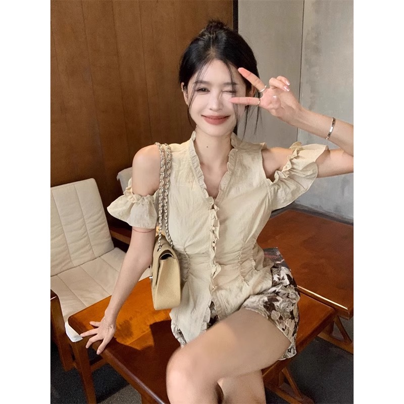 甜美奶茶色木耳边露肩衬衫女2025年夏新款v领设计感修身短袖上衣