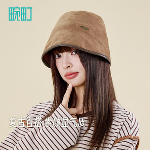 畹町麂皮绒帽子女秋冬季复古时尚盆帽金属标百搭素颜显脸小水桶帽