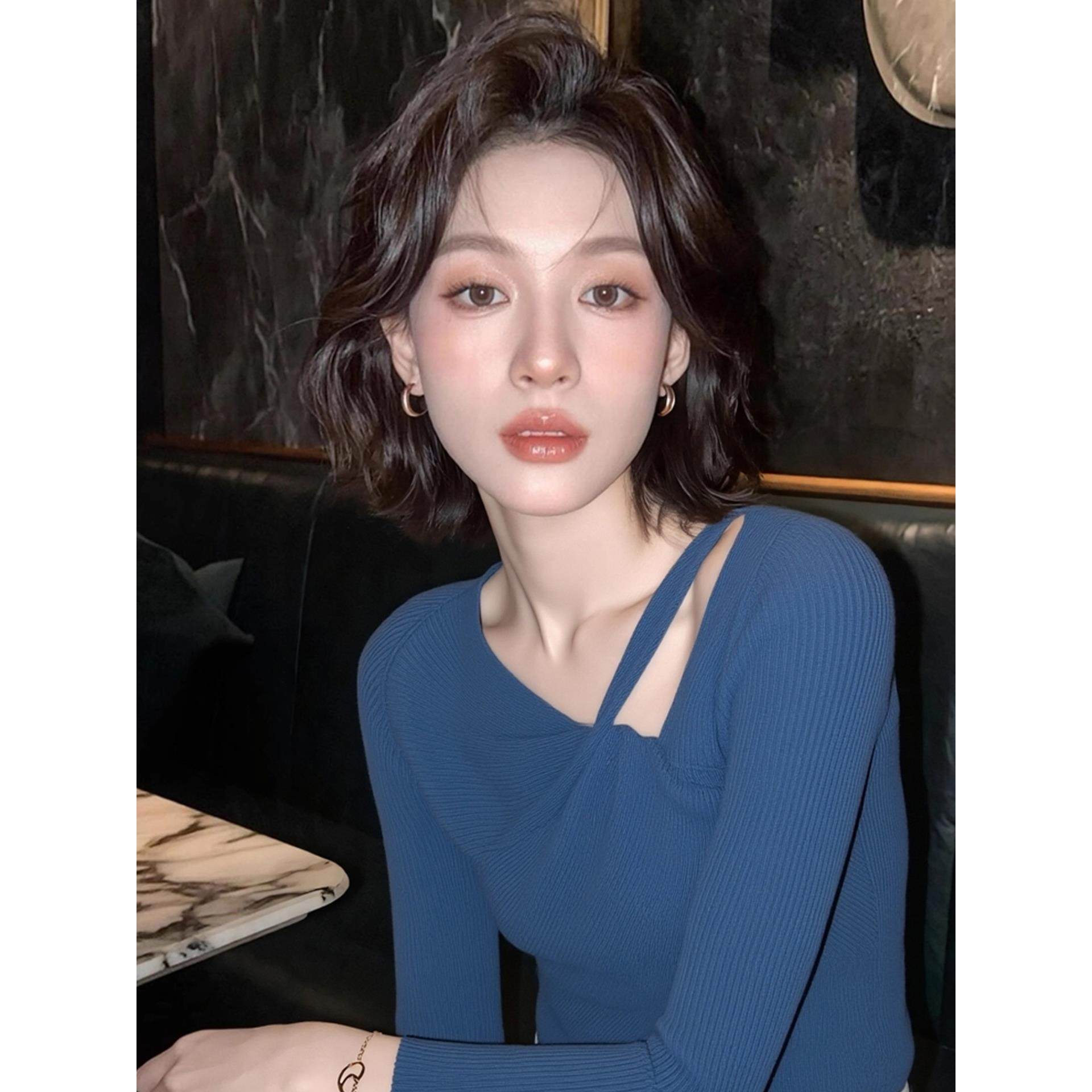 MONLOUVE高级感轻熟绝美蓝色纽结露肩长袖针织衫女秋季款简约修身