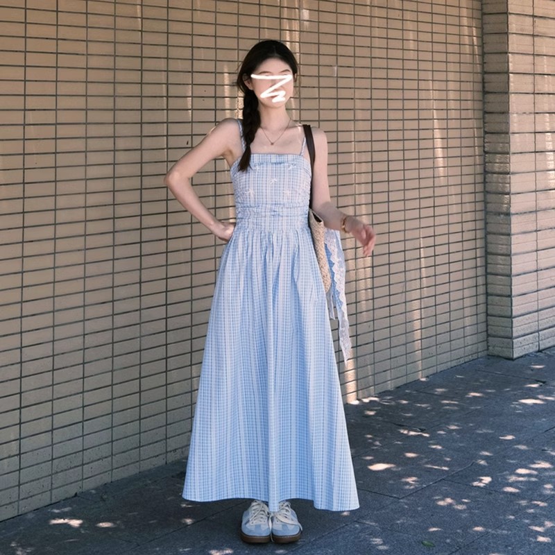 蓝色格纹一字肩抹胸吊带连衣裙子女夏季2025新款法式海边度假长裙