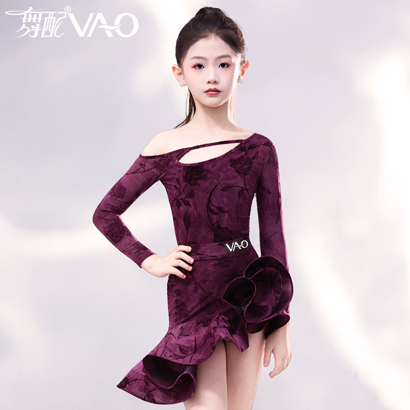 女童红色鱼骨边拉丁舞服