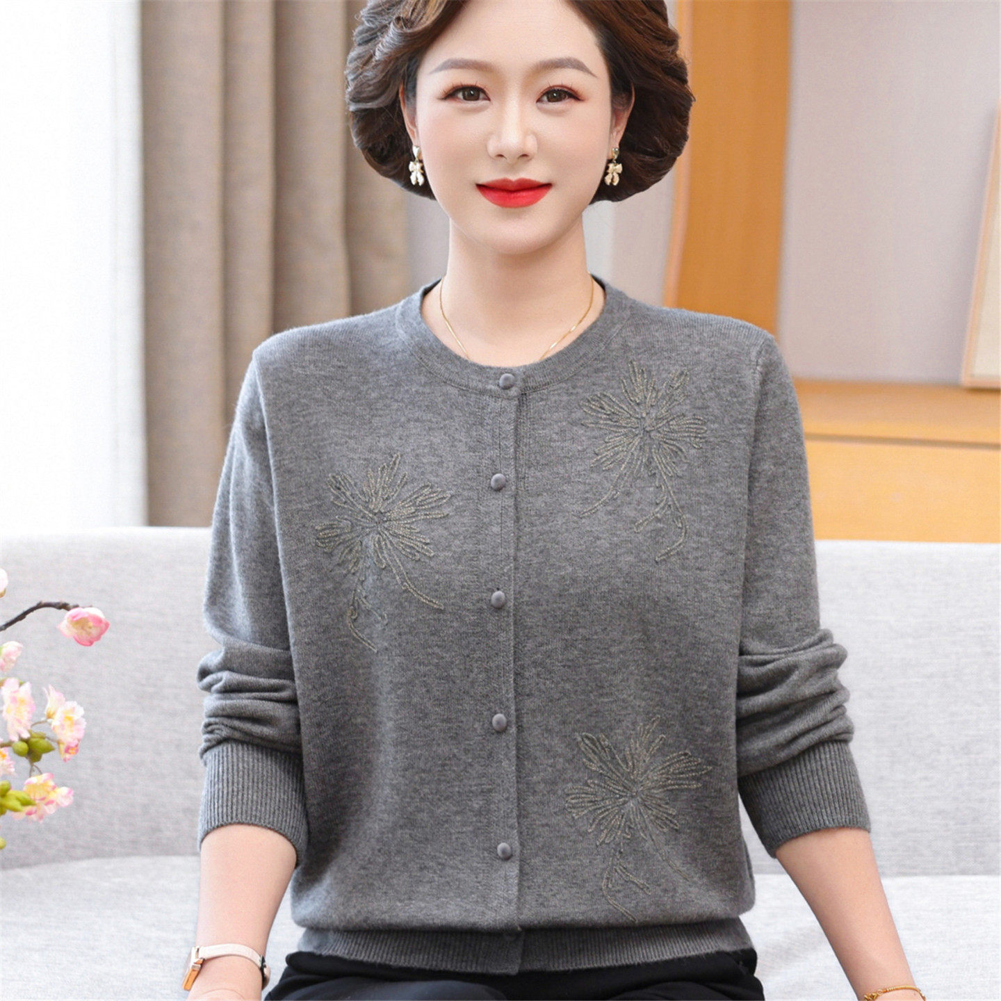 妈妈秋装洋气圆领绣花开衫上衣中老年女秋季新款外套长袖针织小衫