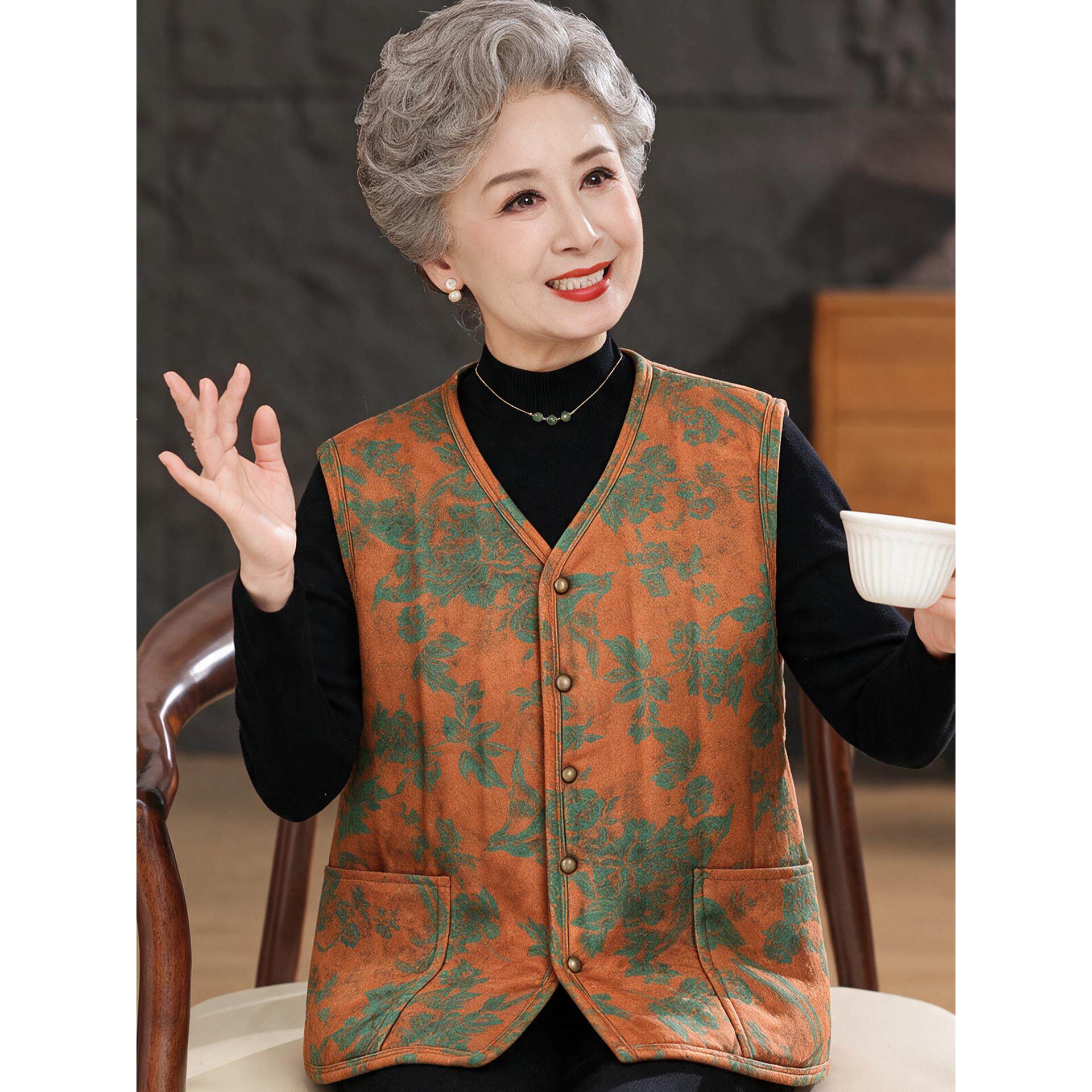 奶奶秋冬装加厚马甲女中老年妈妈装2026新款坎肩背心洋气开衫外套
