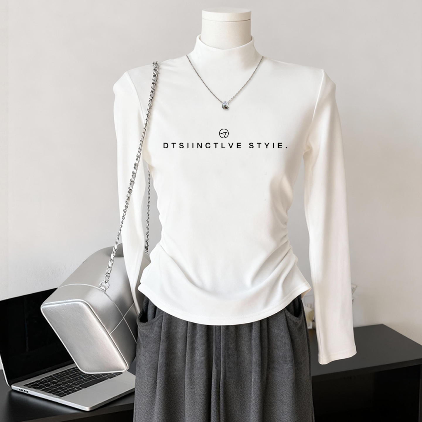 带项链半高领抓绒收腰长袖t恤女