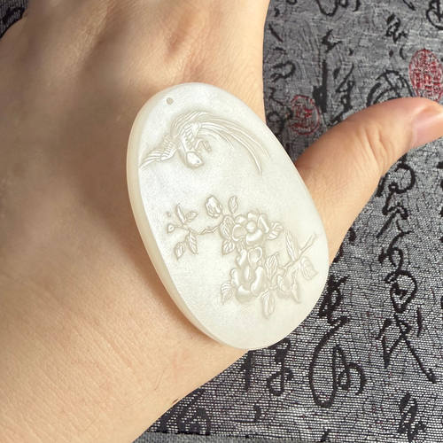 和田羊脂白玉子冈牌富贵牡丹吊坠