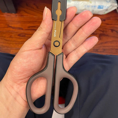 日本PLUS普乐士剪刀镀钛防粘胶家用剪子带保护套学生手工便携省力