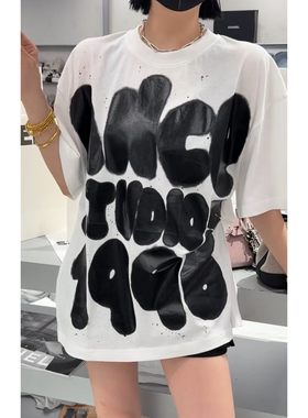 秒发诗歌兰58247时尚气质黑色涂鸦字母宽松短袖上衣26春新款女装