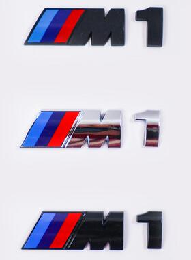 适用宝马 F80 M1 后后备箱光泽黑色比赛铭牌徽章标志运动