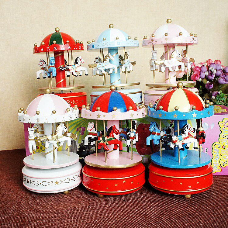特价厂家直销蛋糕配饰圆顶旋转木马音乐盒粉色款精美礼品颜色可选