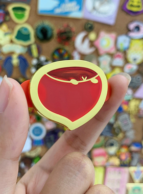 胸针女款防走光红色桃子可爱日系个性百搭别针书包金属小徽章