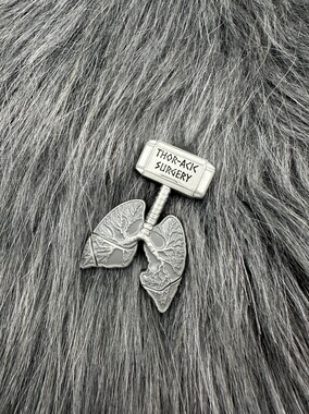 胸部外科肺部和雷神之锤Mjolnir金属徽章