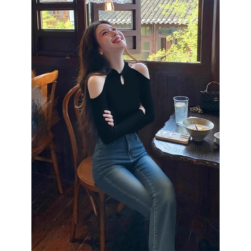 thumbnail for Korean autumn atmosphere and high-end wear, hugely good-looking, lazy and relaxed, black buckle off-the-shoulder sweater