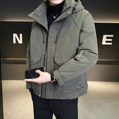 工装连帽羽绒服男冬季新款短款宽松保暖军绿色防寒服外套冬季衣服