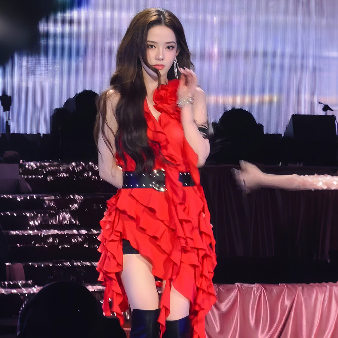 SylCue 妖冶性感辣妹风荷叶边拼接红色吊带连衣裙显瘦不规则短裙