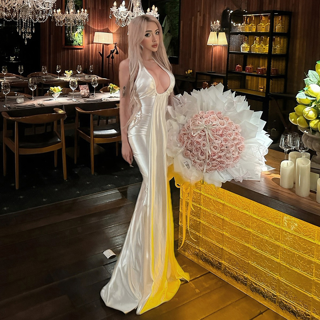 轻奢高级感低胸显瘦挂脖连衣裙女