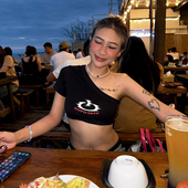 辣妹风字母印花不对称露肩短袖 SylCue 美式 t恤紧身显瘦露脐短上衣