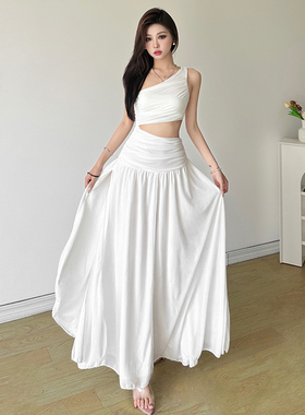 SylCue 仙女气质氛围感白色斜肩露腰连衣裙女掐腰显瘦度假长裙子