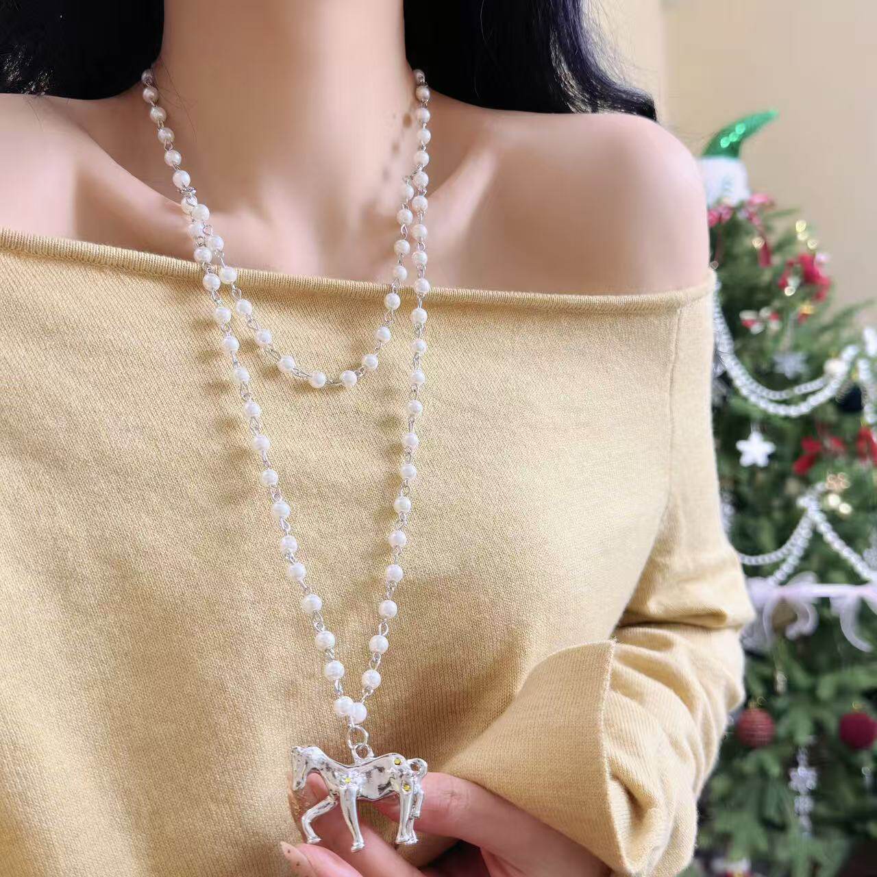 辣妹双层珍珠小马吊坠项链女款轻奢高级感秋冬叠戴长款串珠毛衣链