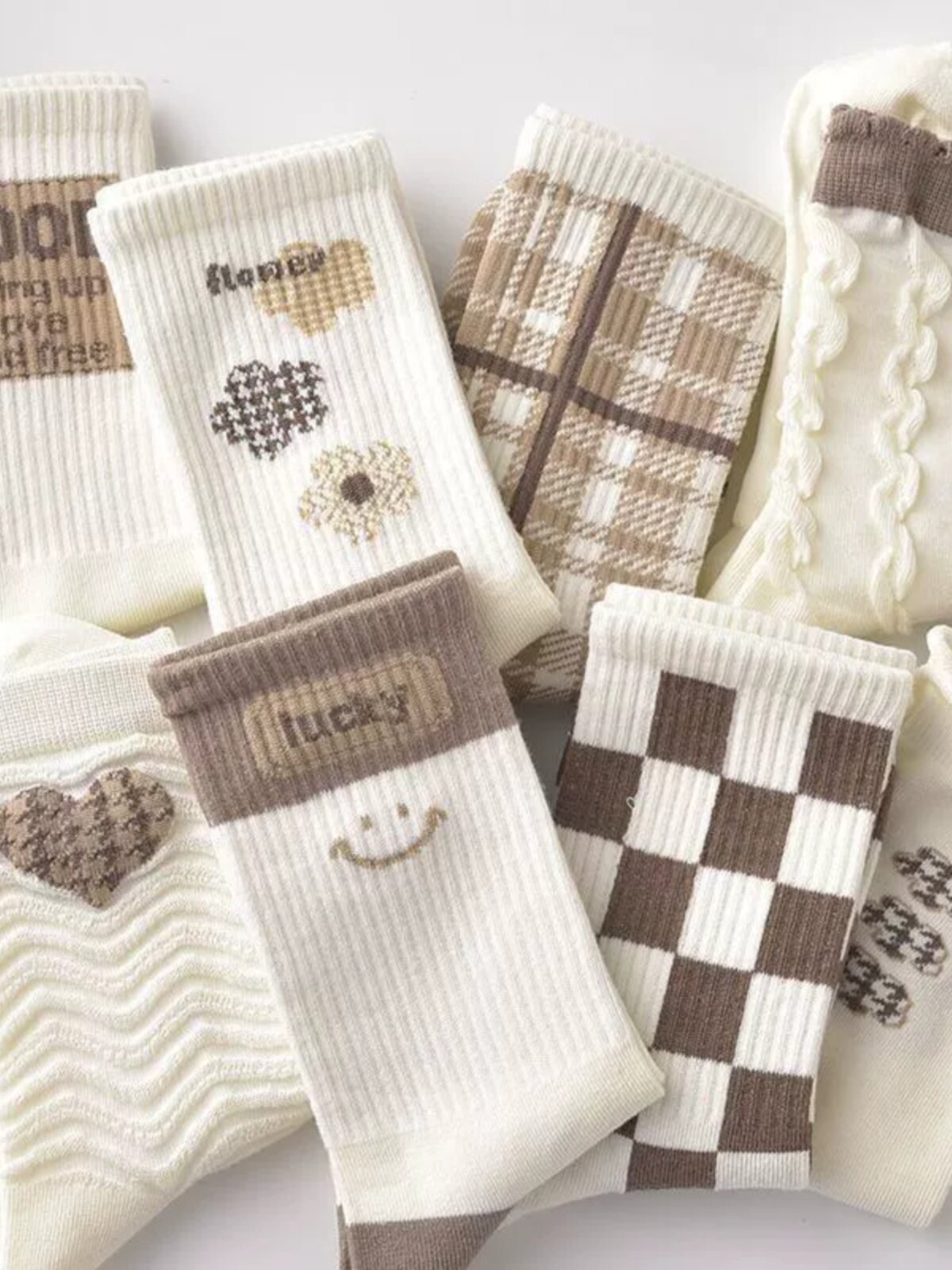 여성용 흰색 일본식 줄무늬 격자 무늬 트렌드 긴 튜브 인터넷 연예인을위한 새로운 스타일의 종아리 양말