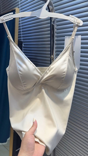 2026年春季新款吊带背心女带胸垫美背文胸一体式缎面打底内搭上衣