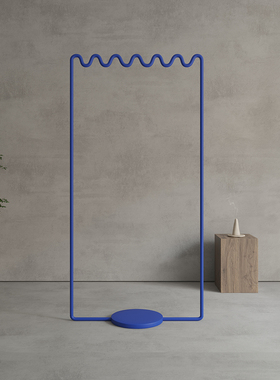 斯堪的纳维亚网红创意衣架卧室落地式衣架克莱恩蓝色波浪铁艺术垂