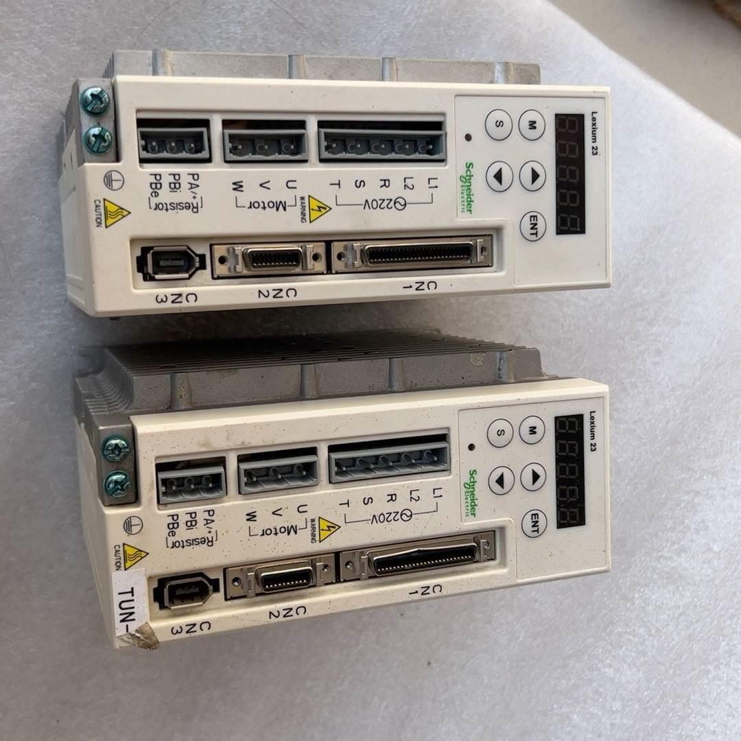 出施耐德伺服驱动器两台，型号LXM23CU04M3X，成色如