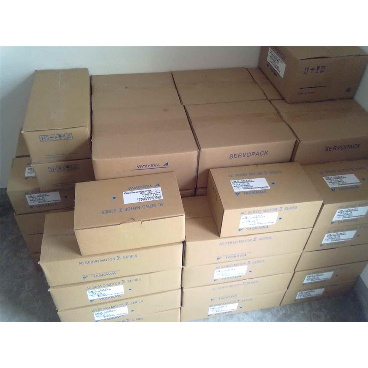 安川正品库存100W SGMJV-01ADE6S+SGDV-R90A11B 整套现货供应！