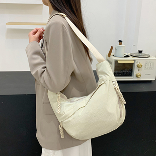 斜挎包女包2025新款饺子包女大容量包包女通勤单肩运动百搭饺包女