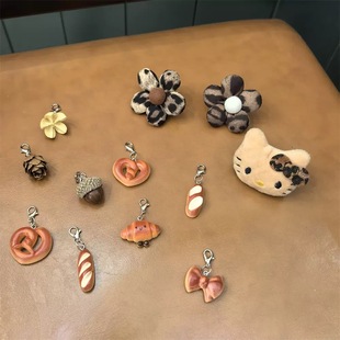 新款毛绒豹纹花朵猫咪鞋花松果仿真面包食玩鞋子装饰挂件运动配饰