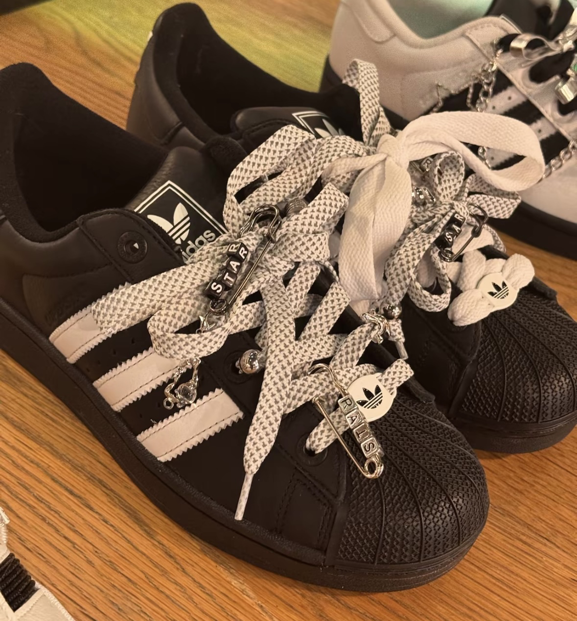 字母串珠鞋扣适配阿迪贝壳头superstar2黑武士朋克风潮流荆棘配饰