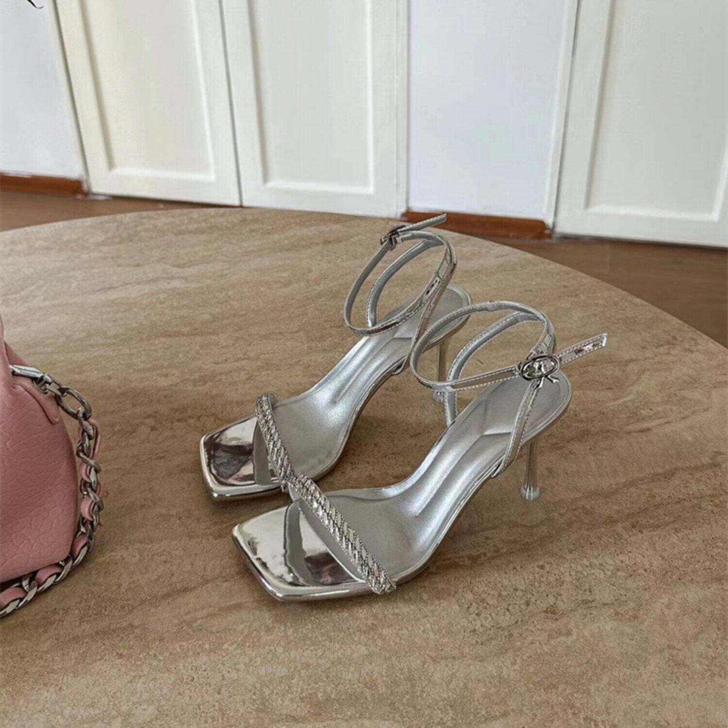 性感风水钻一字带凉鞋女2026夏季新款细跟百搭性感御姐风高跟凉鞋