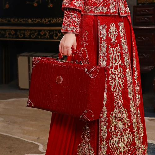 Свадебная коробка невесты со свадебной коробкой в ​​центре города