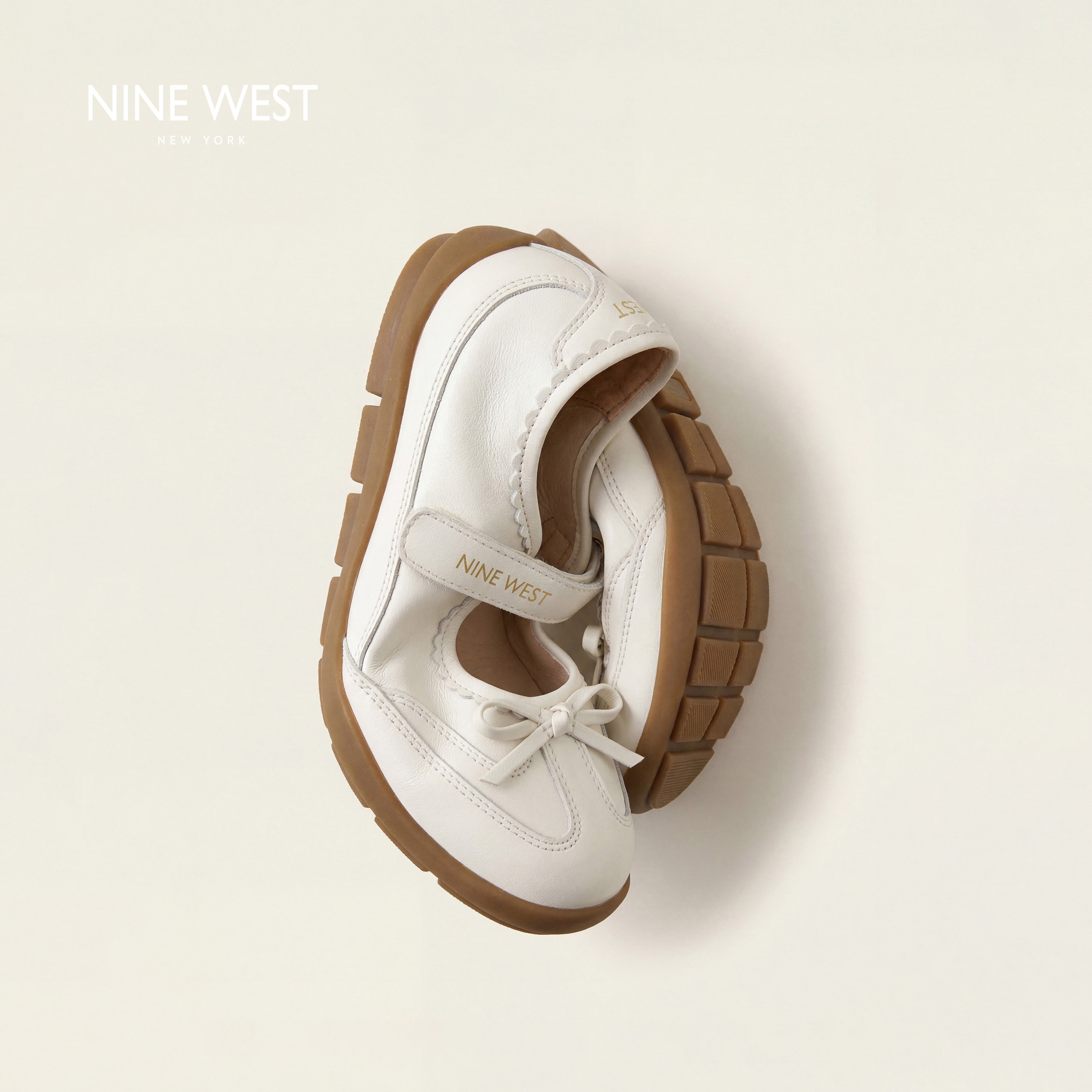 Nine West/玖熙浅底软皮复古德训鞋女缎面蝴蝶结通勤裙百搭慢跑鞋