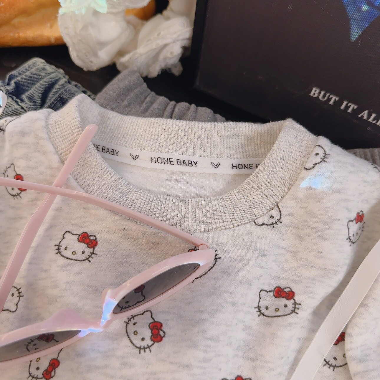 女童两圆领女宝宝满印小KT时尚卡通堆堆卫衣件套袜裤子套装