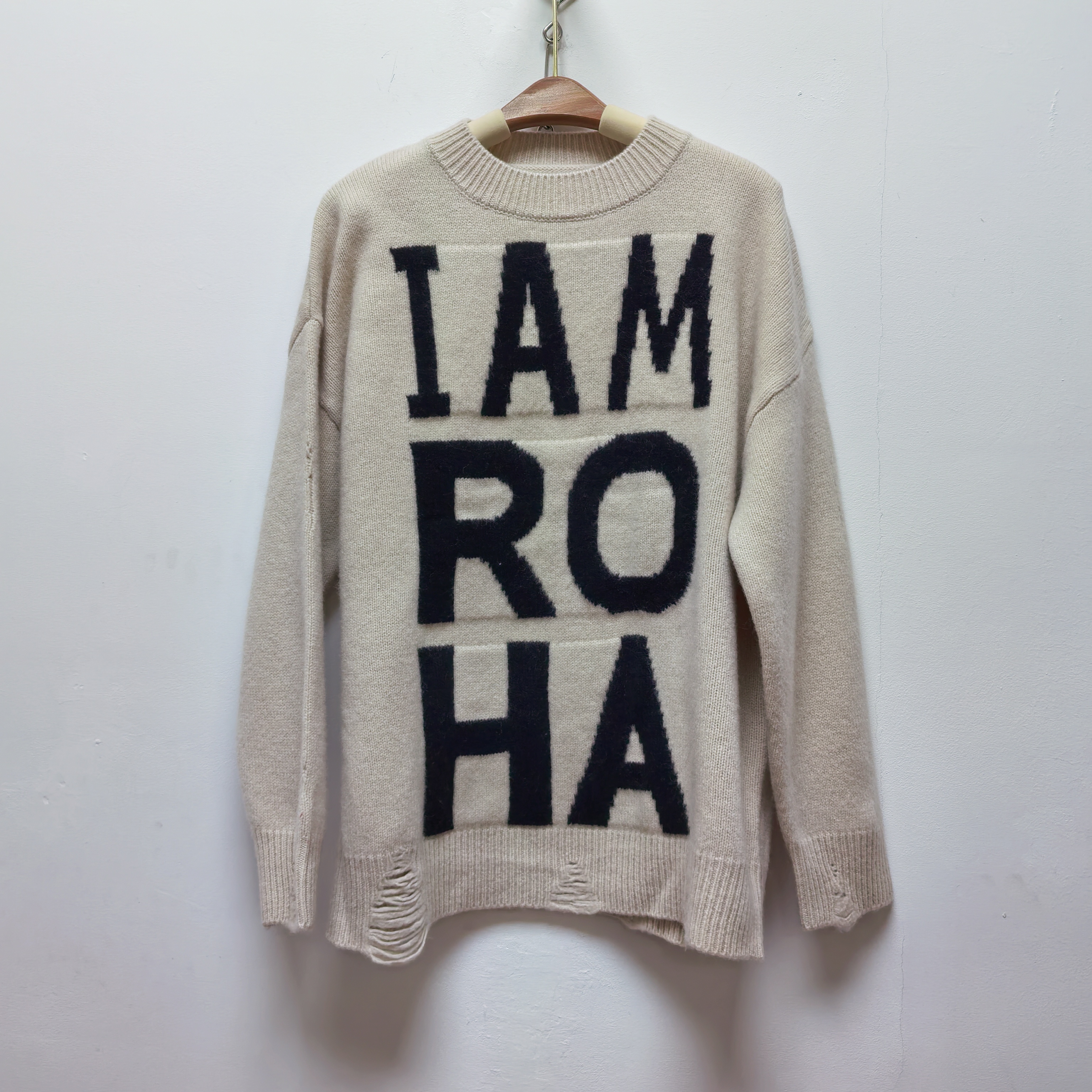 2025秋冬米色圆领套头针织衫长袖破洞字母百搭软糯打底毛衣女M619