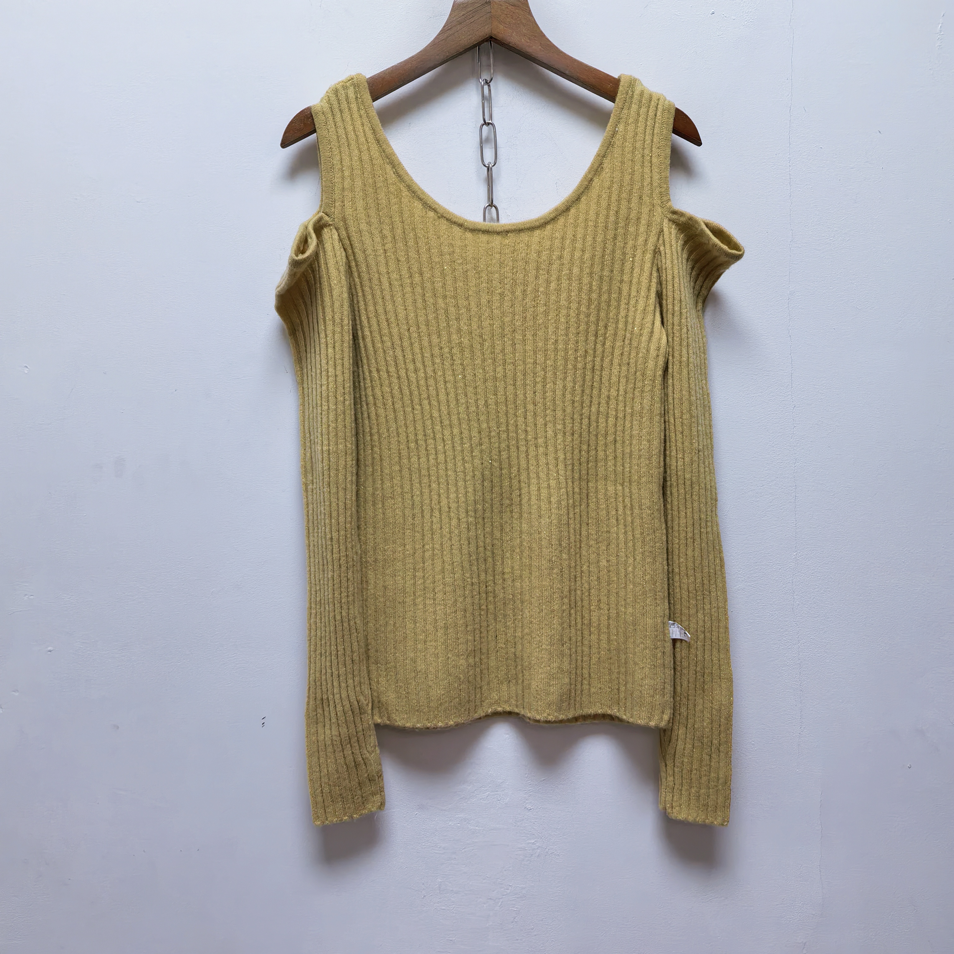 2025春夏新款黄色漏肩显白显瘦针织衫女宽松圆领套头打底衫M742