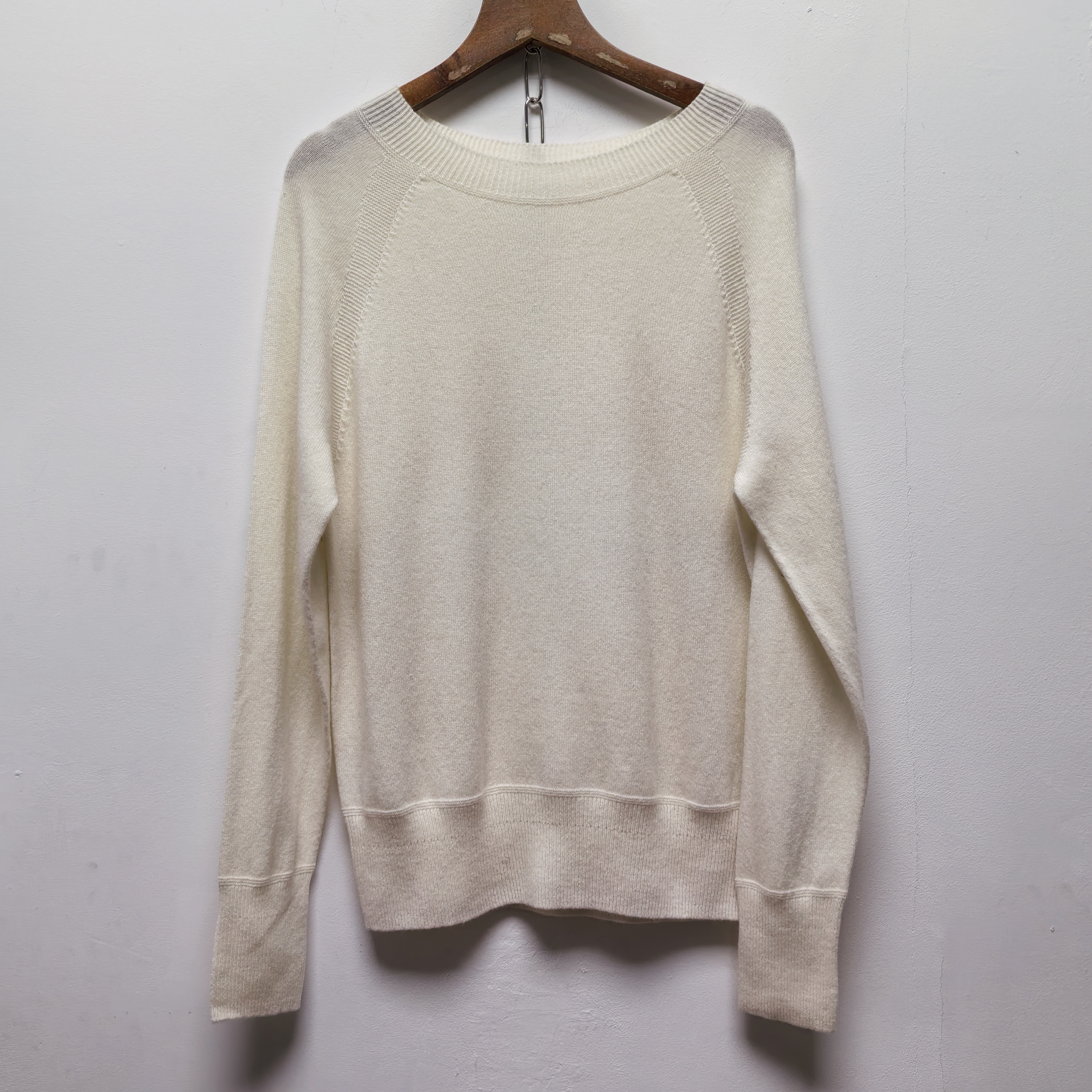 2025秋冬新款米白色圆领套头针织衫女宽松显瘦百搭打底衫上衣L645