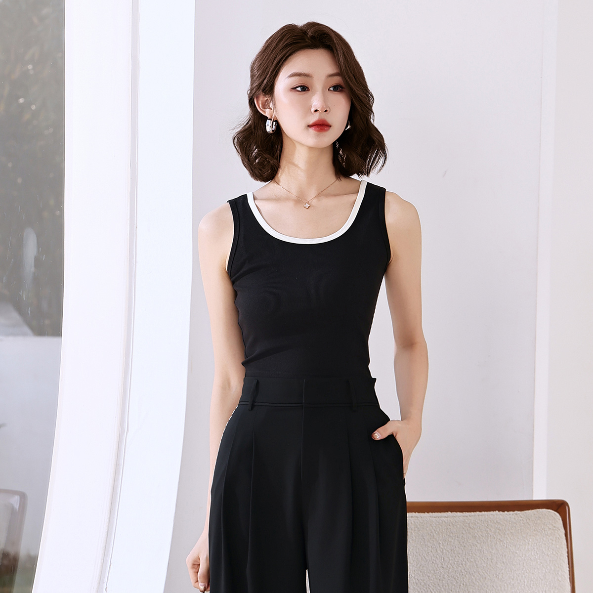 Dekashell/迪卡轩2025夏季新款显胸黑白撞色设计包边女士工字背心