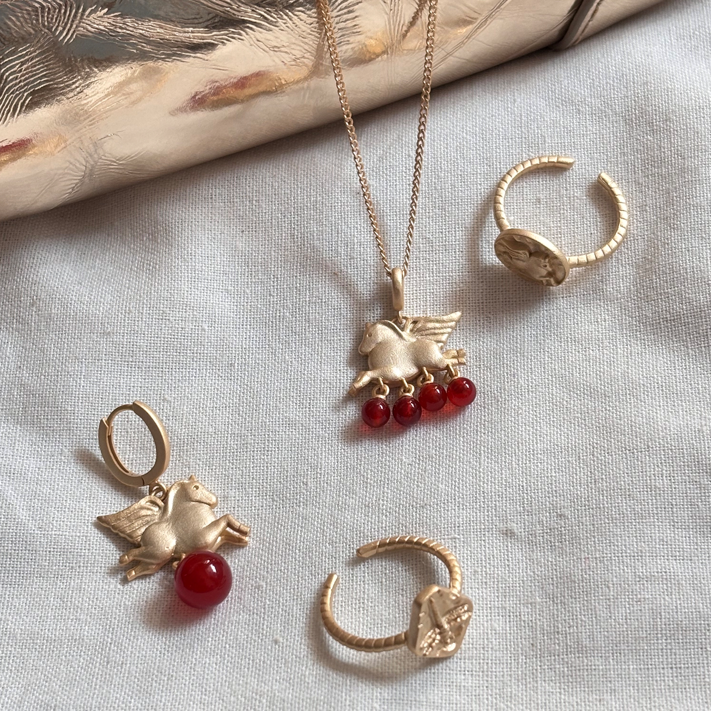 lost in echo2026春夏新款立体精致飞马吊坠长项链毛