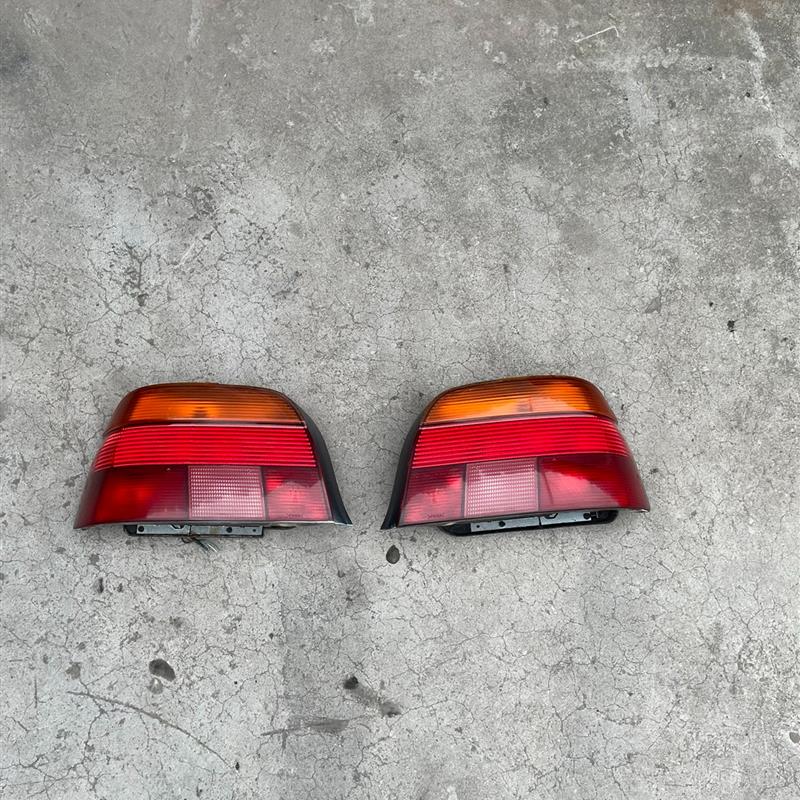 e39拆车尾灯一对。成色如图单只价格包邮不刀。