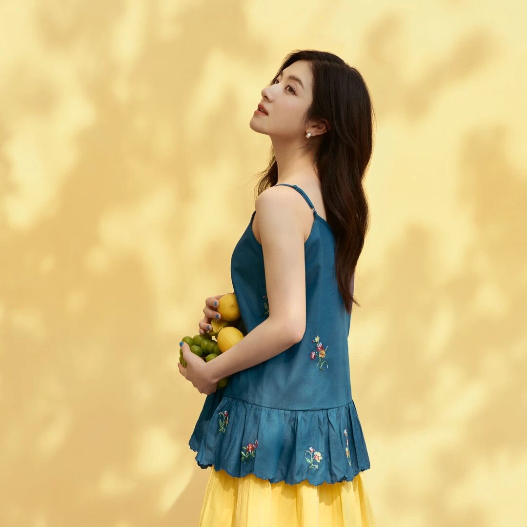 茵家李兰迪同款夏季新款莱赛尔棉刺绣吊带背心时尚百搭无袖上衣