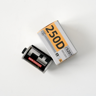 包邮电影卷5207彩色负片 250D日光型135分装胶卷铁暗盒DX码新鲜