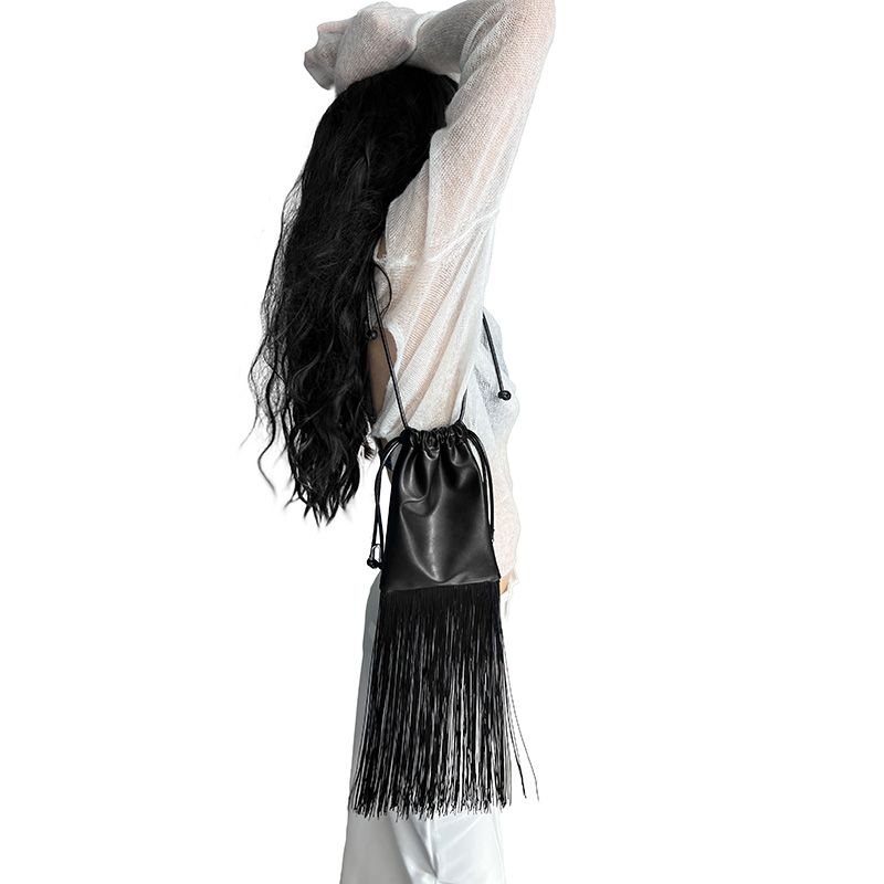 斜挎包黑色流苏暗黑手拿