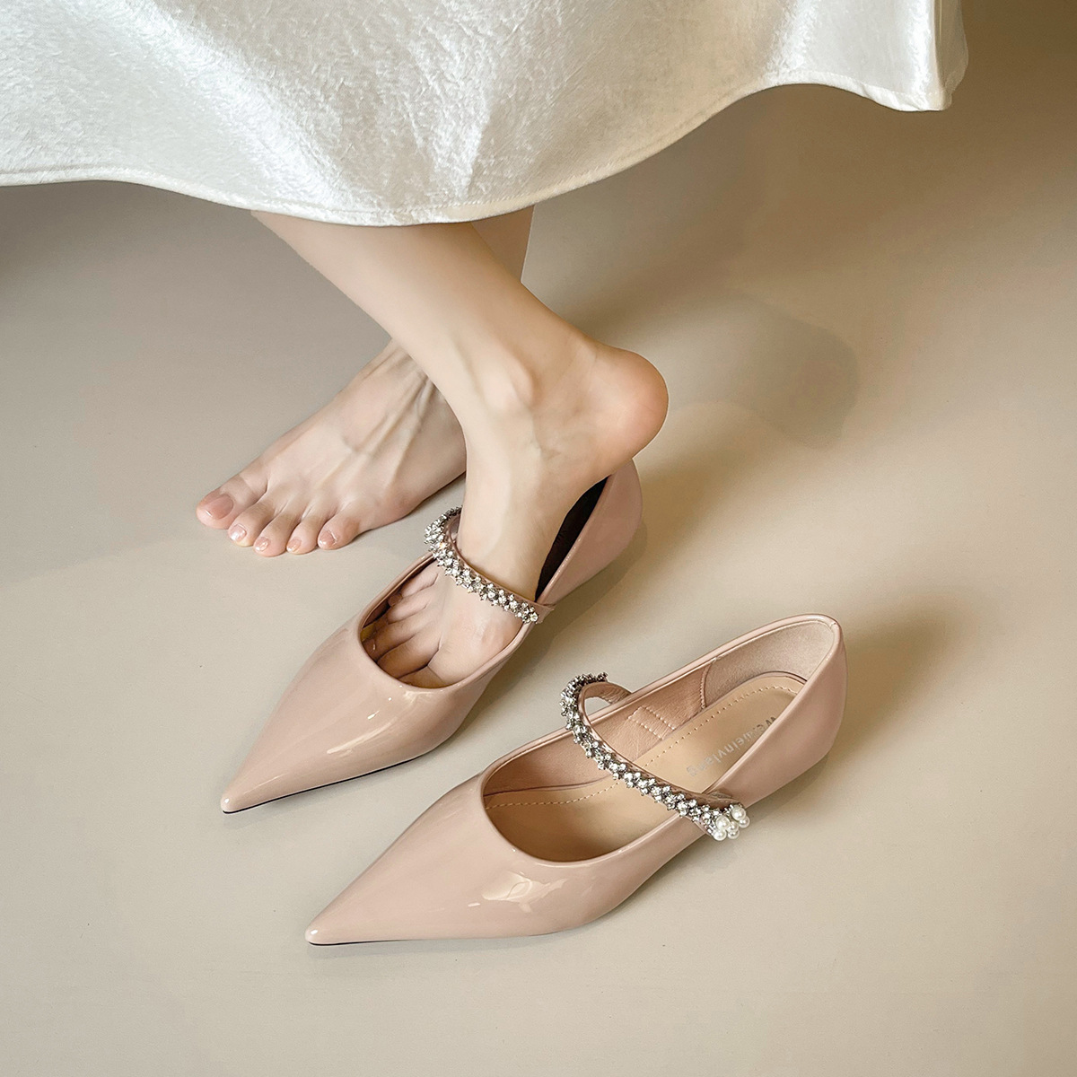 真皮尖头水钻一字带玛丽珍鞋女