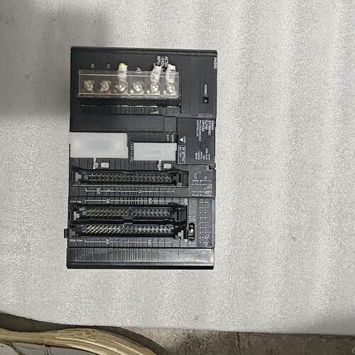 CJ1M-CPU22 龙PLC 一套 配置如下！