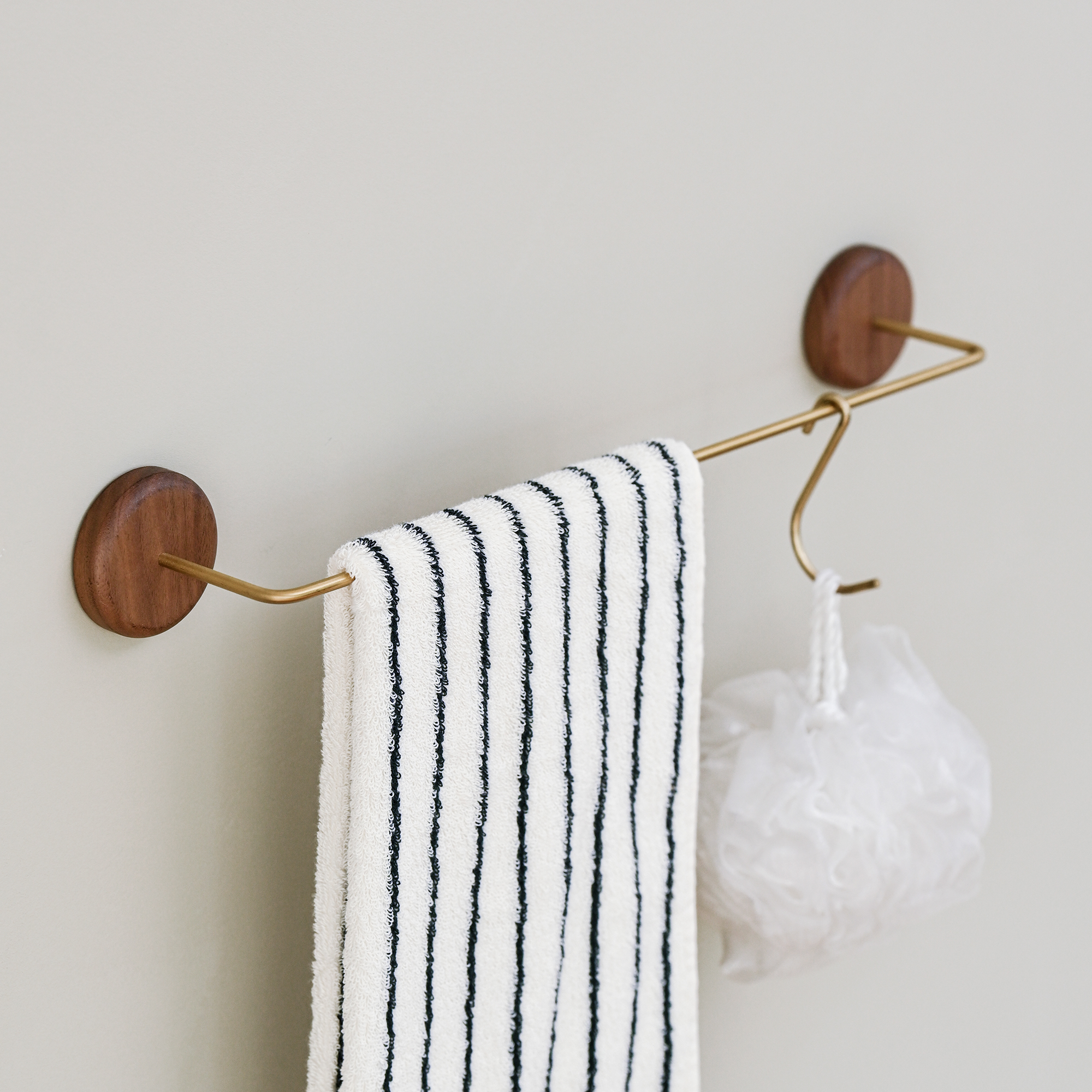 黑胡桃木毛巾杆免打孔洗漱台收纳